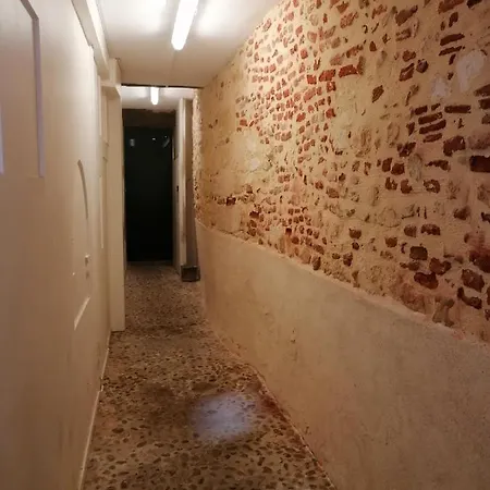 A Deux Pas